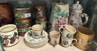 de nombreux types de vases exposés dans une vitrine