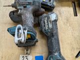 de nombreux outils posés sur le sol