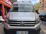 une camionnette argentée garée au bord de la rue