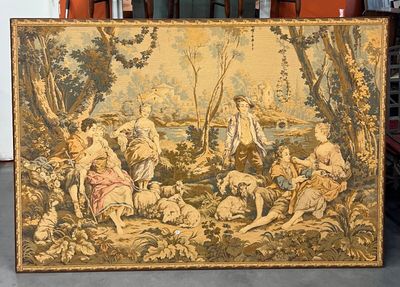 une photo d'une tapisserie accrochée au mur d'une pièce