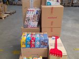 plusieurs cartons sont empilés les uns sur les autres dans un entrepôt