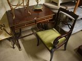 une petite table sur laquelle se trouvent une chaise et une lampe