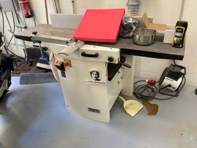 une machine posée sur une table dans un garage