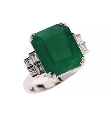 une bague en émeraude et diamant