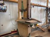 une machine qui se trouve à l'intérieur d'un bâtiment
