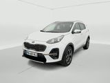 Une voiture blanche est garée dans une pièce blanche.