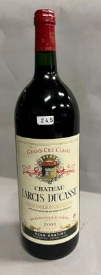 une bouteille de vin posée sur une table