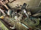 une moto garée dans une grange