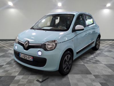 la photo d'une petite voiture bleue garée dans un garage