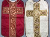 deux gilets ornés d'une croix, posés sur une table