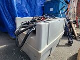 une image représentant un téléviseur posé sur une boîte blanche