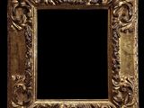 un cadre doré richement décoré, orné de volutes à l'infini sur fond noir