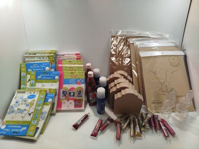 de nombreux objets posés sur un comptoir