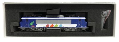 un train bleu et blanc dans une boîte noire
