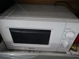 un micro-ondes posé sur une boîte