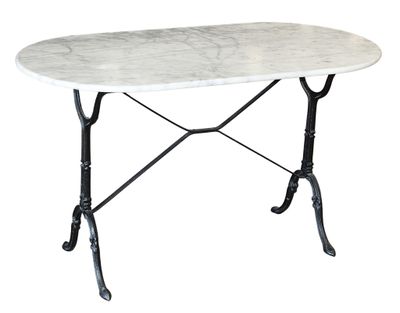 une table au plateau en marbre blanc et aux pieds en fer noir