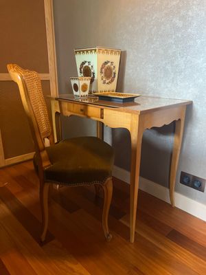 un bureau avec une chaise et un vase posé dessus
