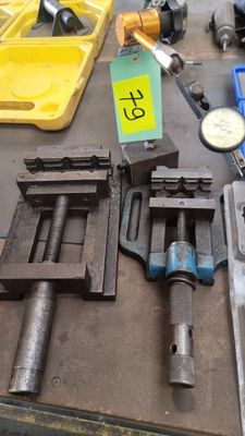un grand nombre d'outils posés sur une table