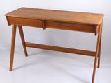l'image d'un bureau en bois avec un tiroir en dessous