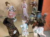 de nombreuses figurines exposées dans une vitrine