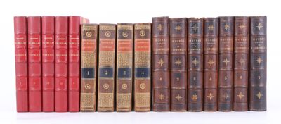 plusieurs vieux livres sont alignés sur une surface blanche