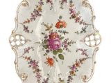 une assiette blanche ornée de fleurs sur fond blanc