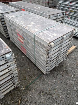 de nombreuses piles de tôles d'acier empilées les unes sur les autres