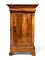 Table de chevet noyer, ouvrant par un vantail et un tiroir.