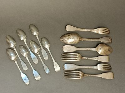 beaucoup de cuillères et de fourchettes posées sur la table