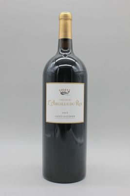 une bouteille de vin rouge posée sur une table blanche