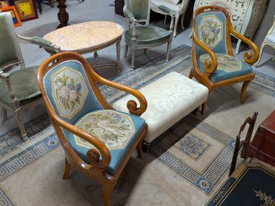 deux chaises et une table dans une pièce où se trouve un tapis