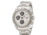 une montre argentée sur fond blanc, avec un fond blanc