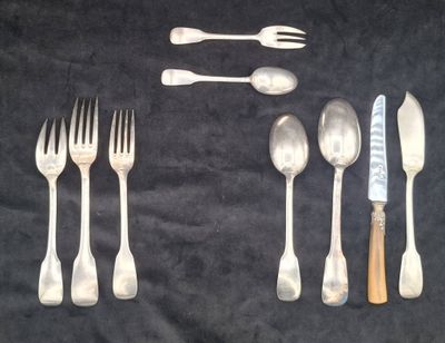 beaucoup de cuillères et de fourchettes en argent sur la table