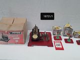 une table sur laquelle se trouvent une boîte contenant divers objets et une machine à coudre