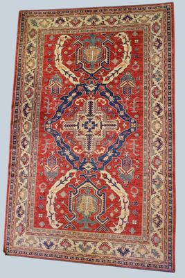 un tapis rouge et bleu à motifs