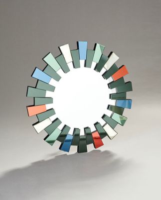 un miroir circulaire sur lequel figurent de nombreuses couleurs