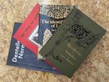 trois livres posés l'un sur l'autre sur une table