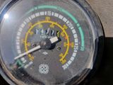 un gros plan sur le compteur de vitesse d'une moto