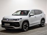 Le nouveau SUV Volkswagen Atlas est garé dans un showroom.