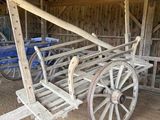 un chariot en bois avec un siège en bois dans une grange