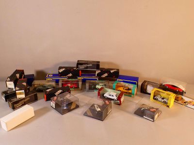 tout un tas de jouets de toutes sortes sur la table