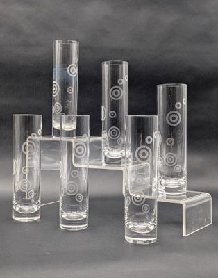 six vases en verre transparent ornés de motifs en spirale