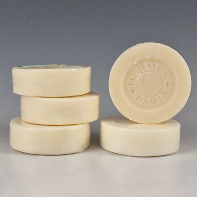 quatre pains de savon empilés les uns sur les autres sur une table
