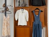 une photo d'un placard contenant des vêtements et un porte-manteau