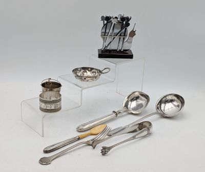 beaucoup d'argenterie exposée sur une table