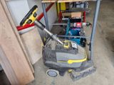 une machine posée sur le sol du garage
