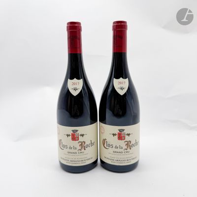deux bouteilles de vin rouge posées l'une à côté de l'autre sur une surface blanche