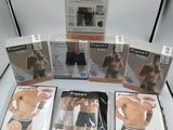 six paquets de sous-vêtements pour hommes posés sur une table blanche