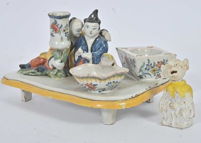 figurines en porcelaine représentant deux personnes assises sur un plateau, avec des bols et des vases