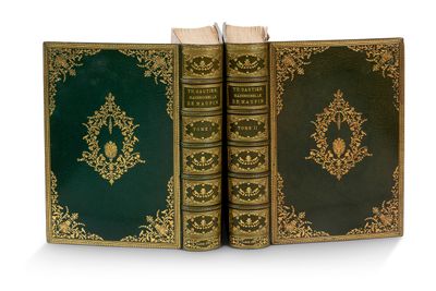 deux livres à la couverture verte ornée de motifs dorés, posés sur un fond blanc